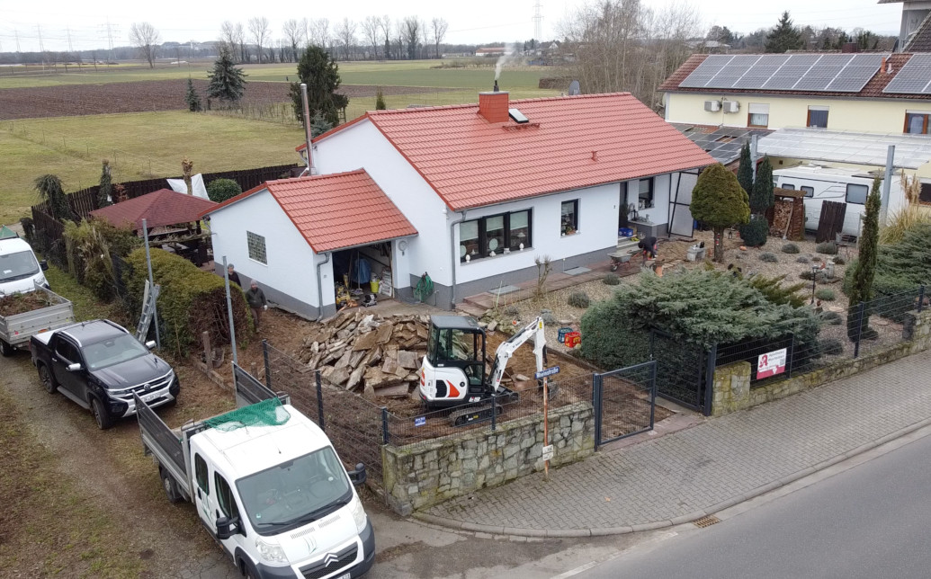 Komplette-Außenanlage-Terrasse-Garten-Vorher